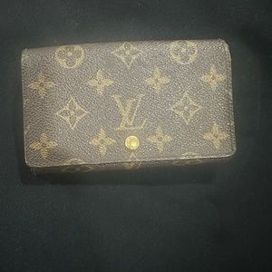 authentic LV wallet. No real callouts. Beautiful!